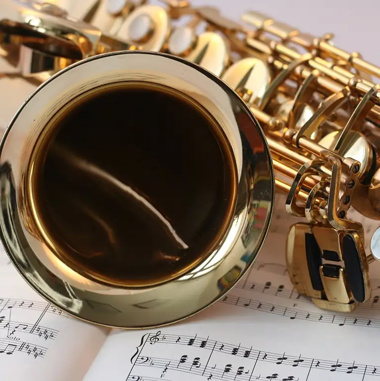 Nærbillede af saxofon, der ligger på et ark med trykte noder.