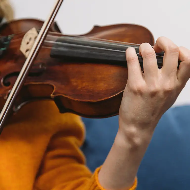 Nærbillede af person der spiller violin